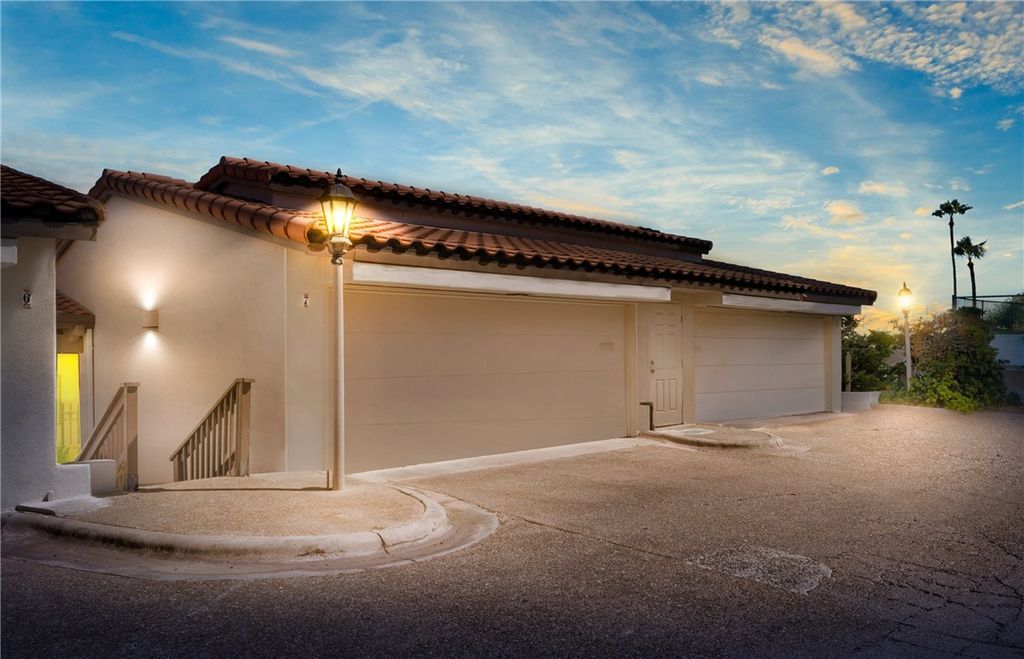 4270 Ocean Dr 7, Corpus Christi, TX 78411