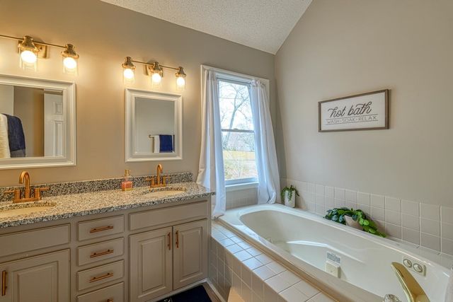 225 W Killarney Lake, Moore, SC 29369