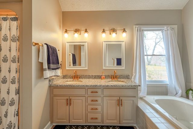 225 W Killarney Lake, Moore, SC 29369