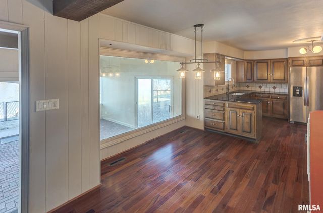 333 N LAKEVIEW Drive, Salem, IL 62881