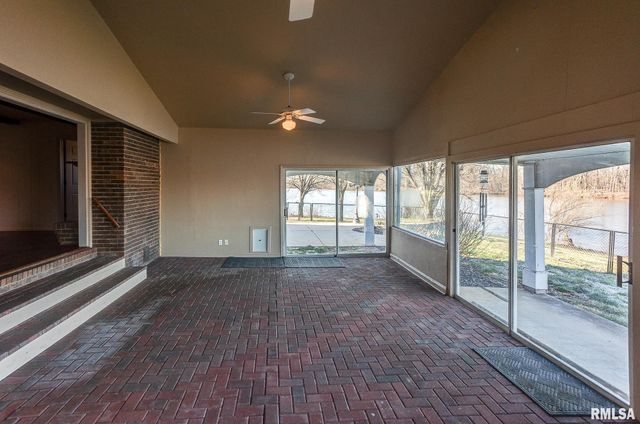 333 N LAKEVIEW Drive, Salem, IL 62881