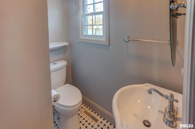 333 N LAKEVIEW Drive, Salem, IL 62881