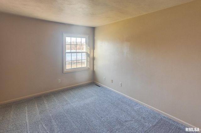 333 N LAKEVIEW Drive, Salem, IL 62881