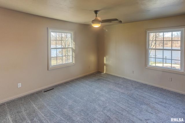 333 N LAKEVIEW Drive, Salem, IL 62881