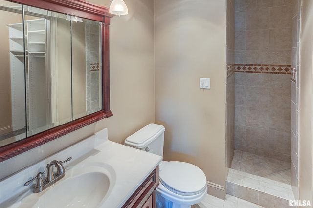 333 N LAKEVIEW Drive, Salem, IL 62881