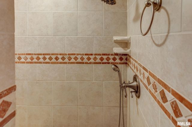 333 N LAKEVIEW Drive, Salem, IL 62881