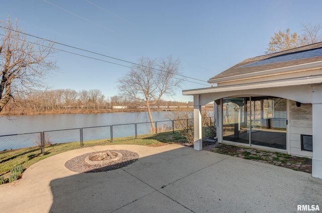 333 N LAKEVIEW Drive, Salem, IL 62881