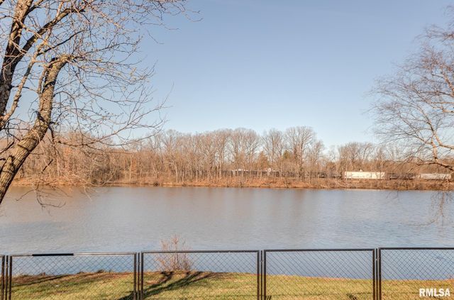 333 N LAKEVIEW Drive, Salem, IL 62881