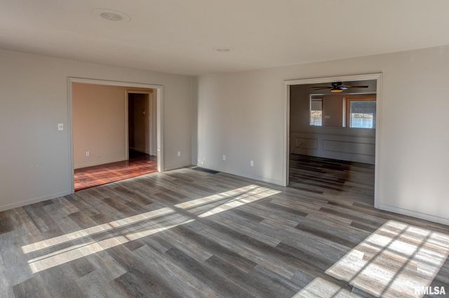 333 N LAKEVIEW Drive, Salem, IL 62881