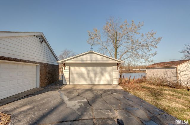 333 N LAKEVIEW Drive, Salem, IL 62881