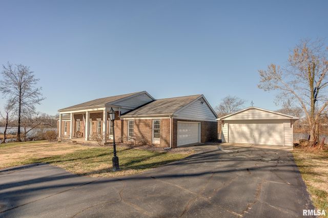 333 N LAKEVIEW Drive, Salem, IL 62881