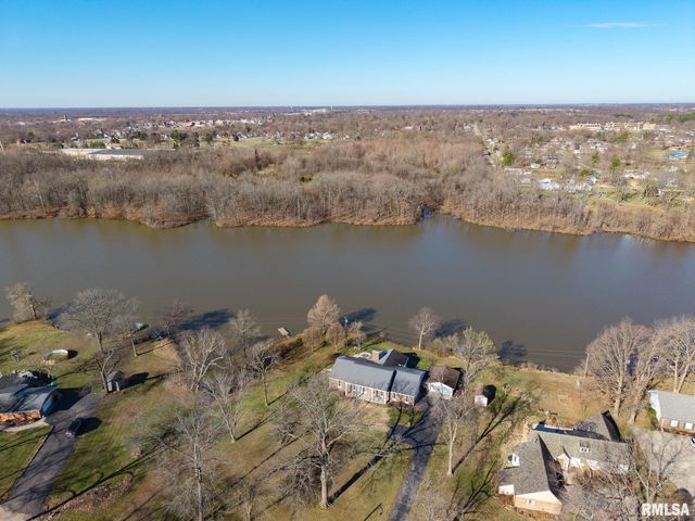 333 N LAKEVIEW Drive, Salem, IL 62881