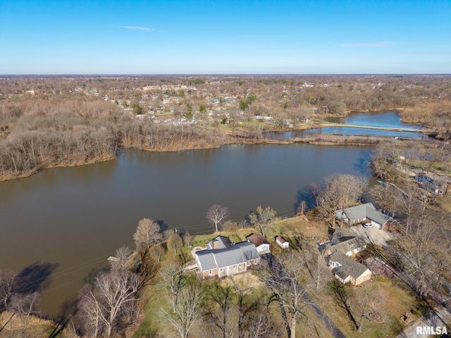 333 N LAKEVIEW Drive, Salem, IL 62881