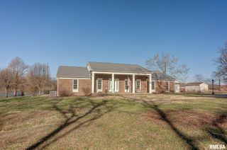 333 N LAKEVIEW Drive, Salem, IL 62881