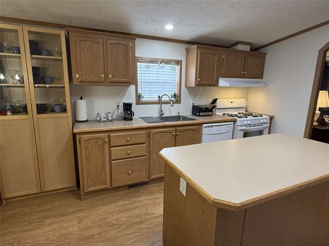 1631 PINEGROVE Way, Erie, PA 16509