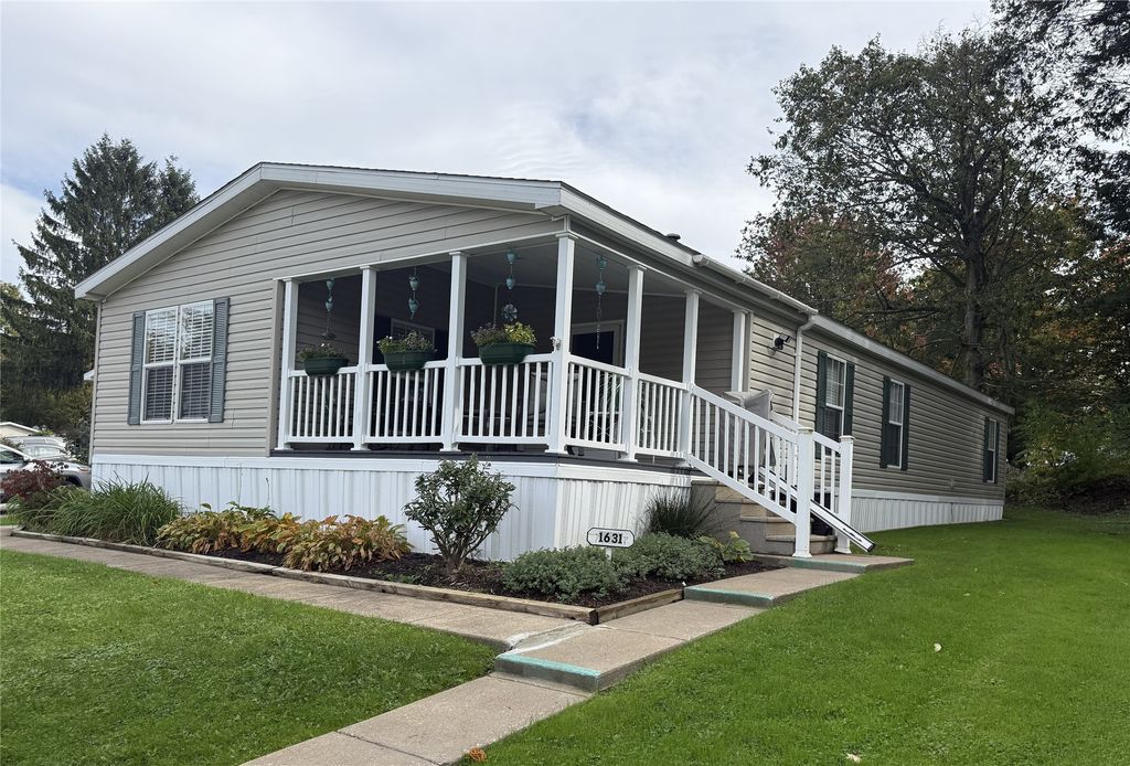 1631 PINEGROVE Way, Erie, PA 16509