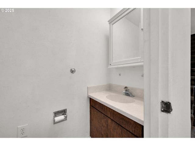 1438 QUAKER St, Eugene, OR 97402