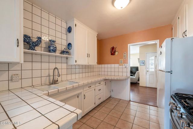 18049 Burbank Boulevard, Encino, CA 91316