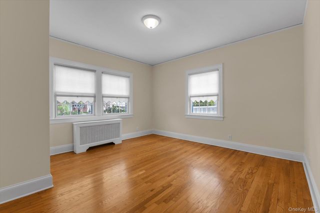 190 Bryant Avenue, Floral Park, NY 11001