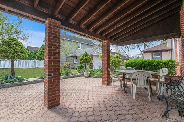 190 Bryant Avenue, Floral Park, NY 11001