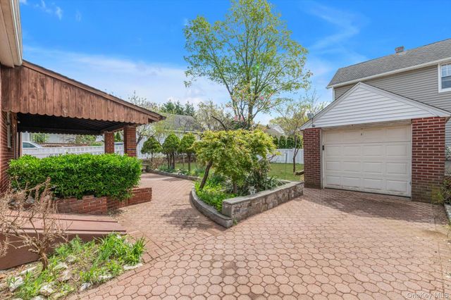190 Bryant Avenue, Floral Park, NY 11001