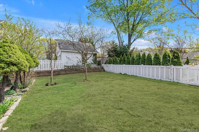 190 Bryant Avenue, Floral Park, NY 11001