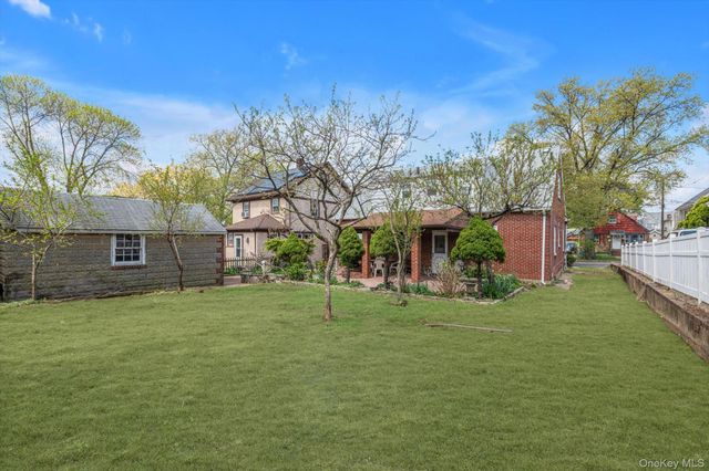 190 Bryant Avenue, Floral Park, NY 11001