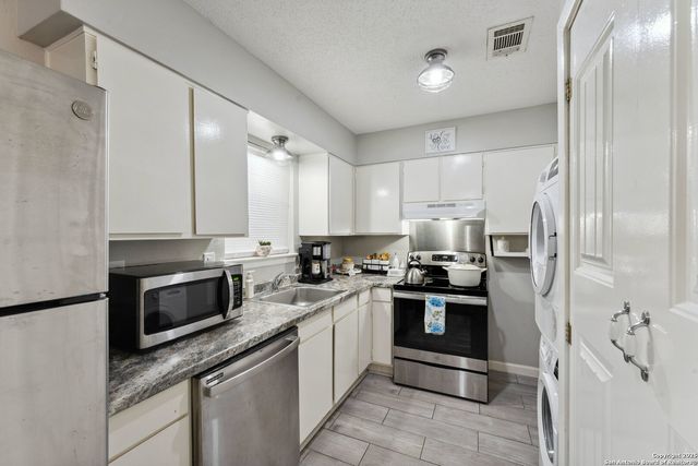 923 Vance Jackson Rd Apt 1104, San Antonio, TX 78201