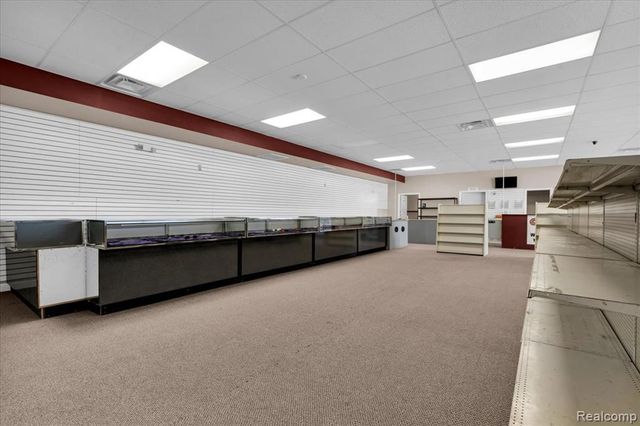 4277 S Saginaw Street, Burton, MI 48529