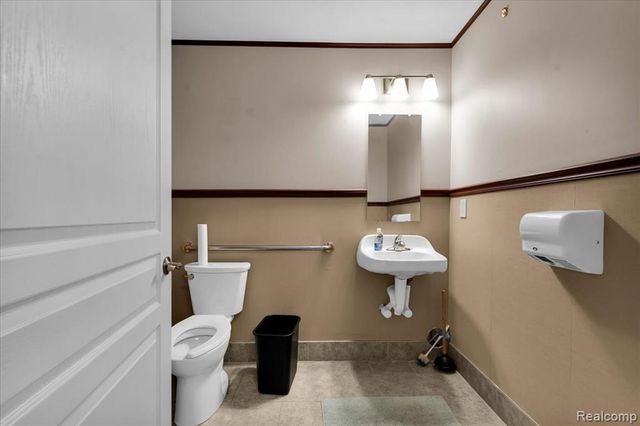 4277 S Saginaw Street, Burton, MI 48529