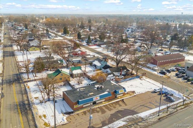 4277 S Saginaw Street, Burton, MI 48529