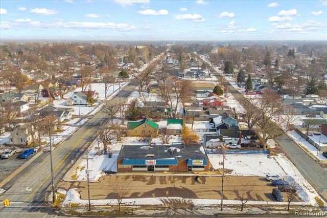 4277 S Saginaw Street, Burton, MI 48529