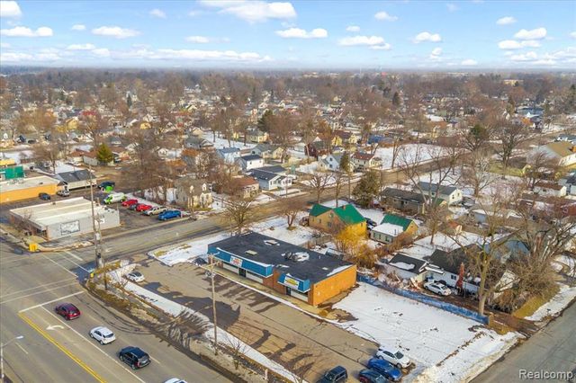 4277 S Saginaw Street, Burton, MI 48529