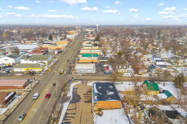 4277 S Saginaw Street, Burton, MI 48529