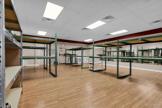 4277 S Saginaw Street, Burton, MI 48529