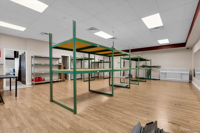 4277 S Saginaw Street, Burton, MI 48529