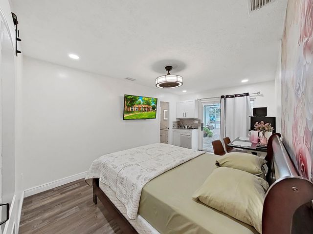 7608 BARRY ROAD, Tampa, FL 33615