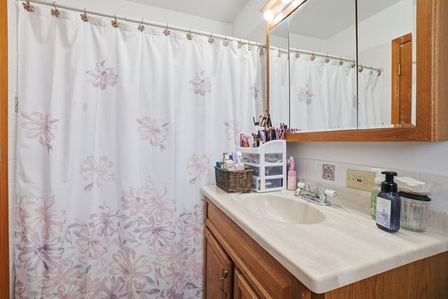 8947 S Komensky Avenue, Hometown, IL 60456