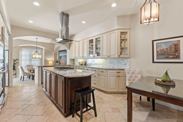 7713 Ivanhoe Ave., La Jolla, CA 92037