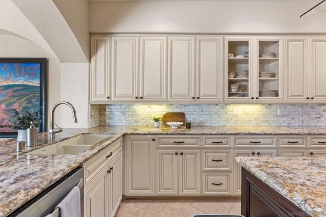 7713 Ivanhoe Ave., La Jolla, CA 92037