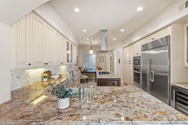 7713 Ivanhoe Ave., La Jolla, CA 92037