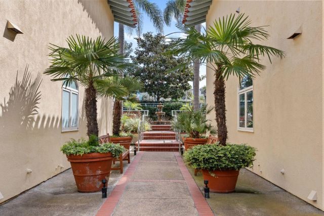 7713 Ivanhoe Ave., La Jolla, CA 92037