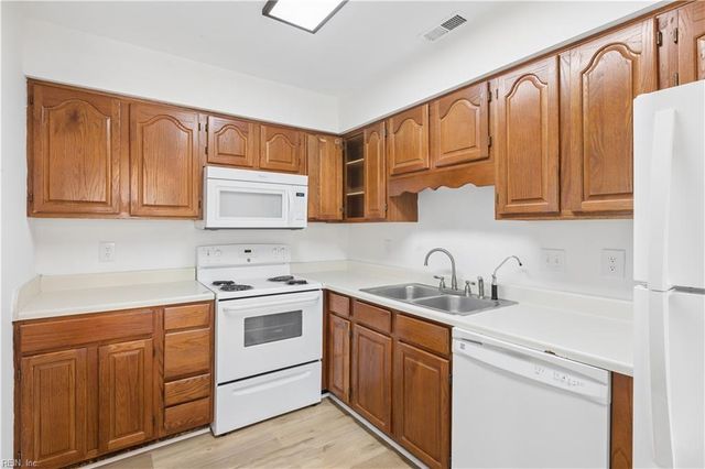 416 Hollomon DR, Hampton, VA 23666