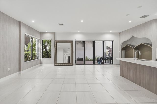 8272 NW 44th Terrace, Doral, FL 33166