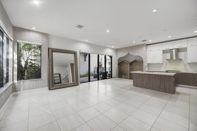 8272 NW 44th Terrace, Doral, FL 33166