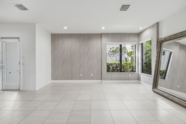 8272 NW 44th Terrace, Doral, FL 33166