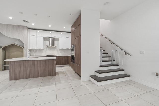 8272 NW 44th Terrace, Doral, FL 33166