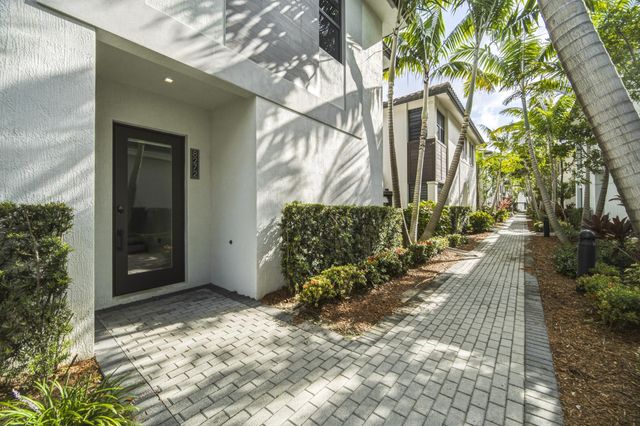 8272 NW 44th Terrace, Doral, FL 33166