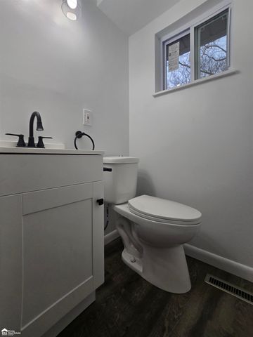 1043 Balmoral Parkway, Flint, MI 48532