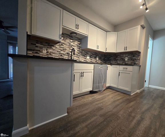 1043 Balmoral Parkway, Flint, MI 48532